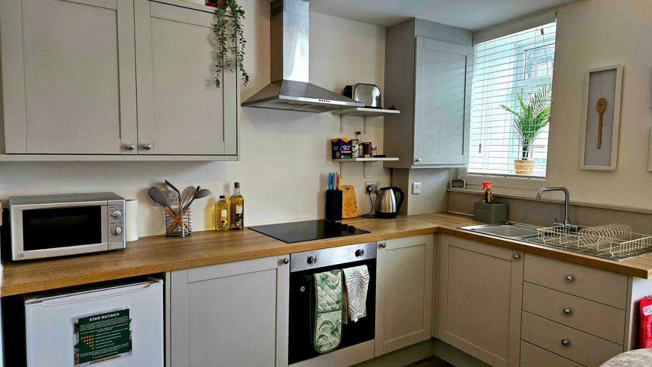 The Ferns - Shared Garden Apartment With Parking Darvel Exterior foto