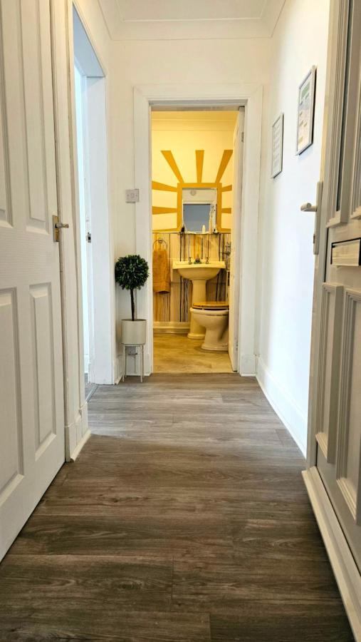 The Ferns - Shared Garden Apartment With Parking Darvel Exterior foto